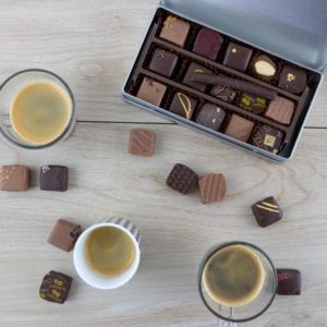 Un assortiment de chocolats fins pour accompagner votre café