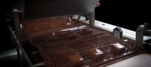 Le nappage du chocolat couverture sur les spécialités chocolatées